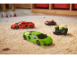 Zwei ferngesteuerte Spielzeugautos auf einem Teppich.
