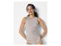 Frau in einem hellgrauen gerippten Tanktop und passendem Slip, lächelnd in die Kamera.