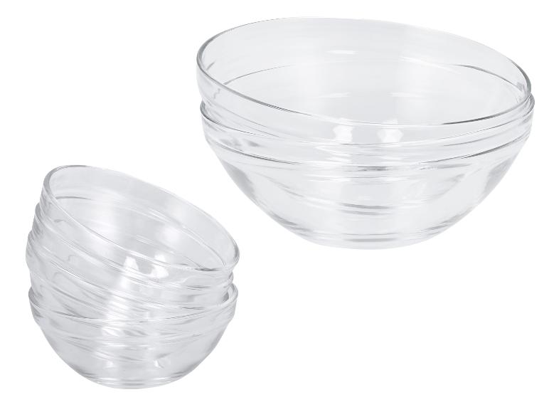 Transparente Glasschalen gestapelt