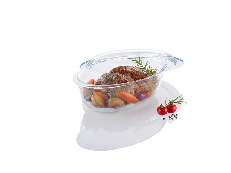 Gebratenes Fleisch mit Gemüse in einer Glasform.