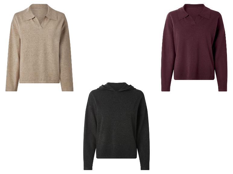 Drei Strickpullover: ein beiger, ein bordeauxroter mit Polokragen und ein dunkelgrauer Hoodie.