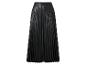 Ein schwarzer, plissierter Maxirock aus Kunstleder.