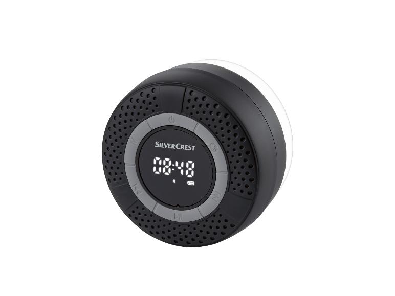 Ein schwarzer, wasserdichter Bluetooth-Lautsprecher von Silvercrest mit digitaler Uhr.