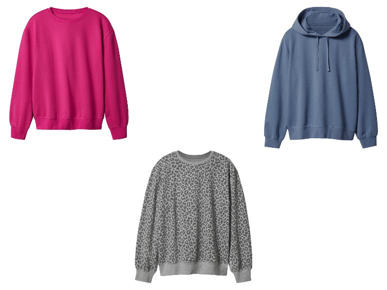 Drei Sweatshirts: eines in Fuchsia, eines in Blau und eines in Grau mit Leopardenmuster.