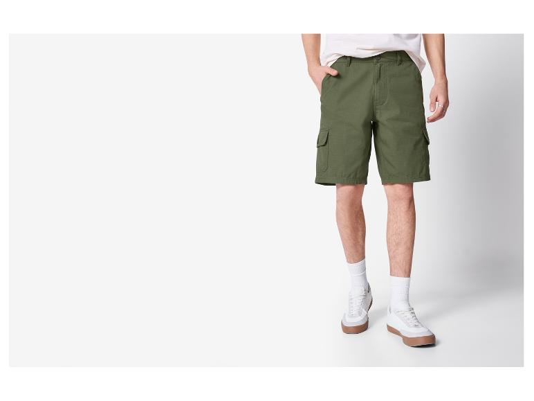 Cargoshorts und weiße Sneaker: lässiger Look.