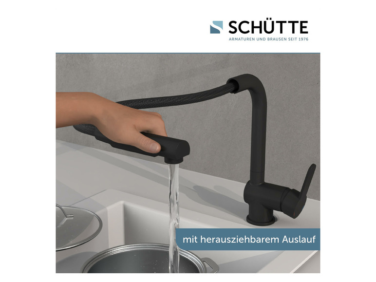Eine schwarze Küchenarmatur mit ausziehbarer Brause von Schütte.