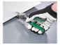 Behandschuhte Hand schneidet Metallblech mit Blechschere