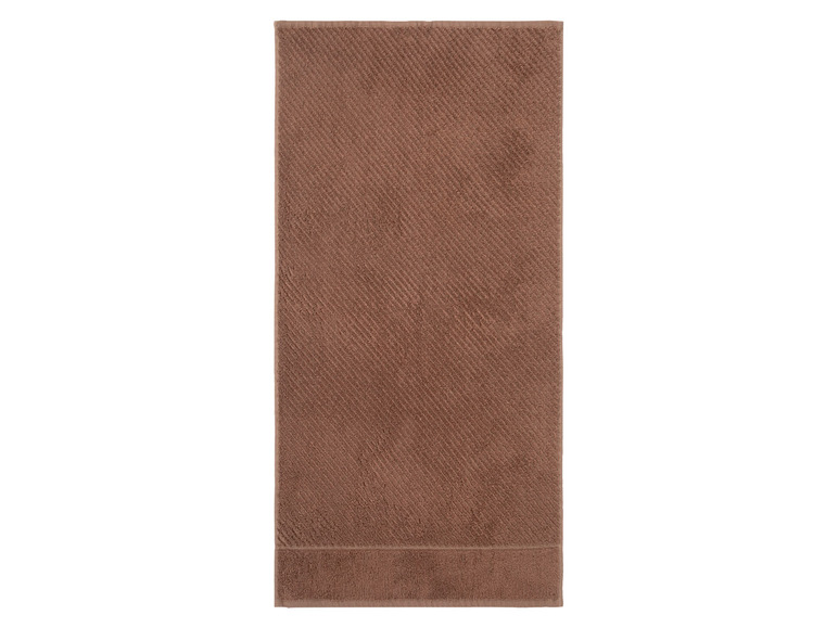 Ein braunes Frottee-Handtuch.