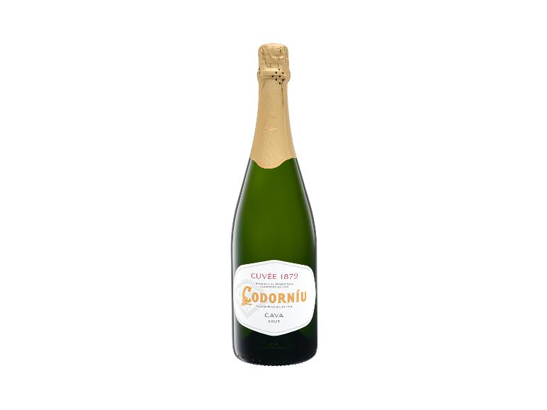 Grüne Flasche Sekt mit weißem und goldenem Etikett, mit dem Text „CUVÉE 1872“.