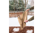 Winterschutz für Pflanzen mit Jute in einem verschneiten Garten.