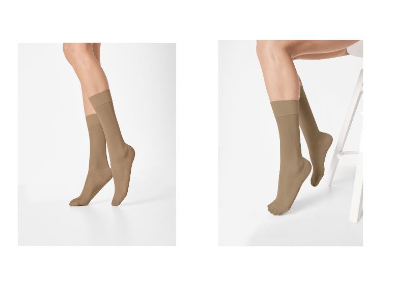 Beige Damenstrümpfe, in zwei verschiedenen Posen dargestellt.