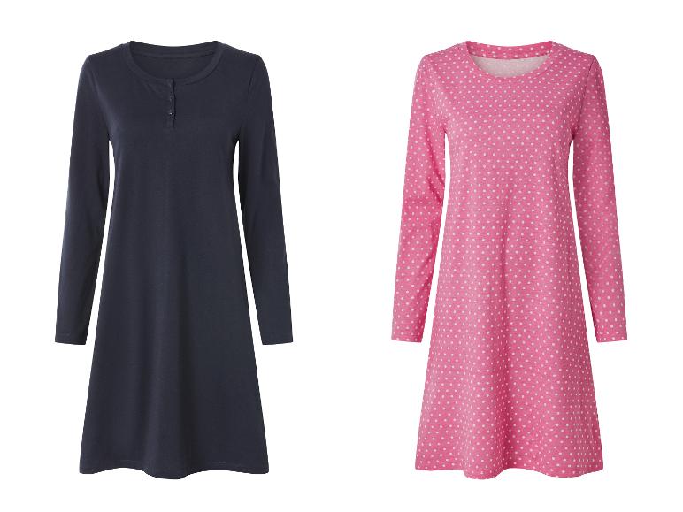 Zwei langärmlige Nachthemden: ein dunkelblaues und ein pinkes mit weißen Punkten.
