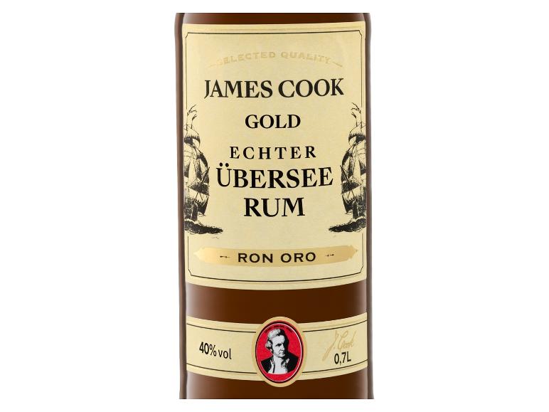 Goldene Rumflasche mit dem Etikett „Echter Übersee Rum“ und einem Segelschiff.