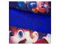 Mario-Bettwäsche mit blauem Muster im Hintergrund und Mario-Charakter.