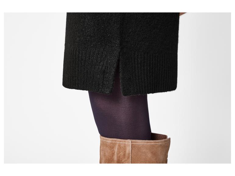 Schwarzer Strickrock mit Seitenschlitz, lila Strumpfhose und braune Wildlederstiefel.