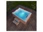 HOME DELUXE Outdoor-Whirlpool Nimbus auf einer Holzterrasse mit Einstiegstreppe.