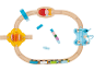 Holzeisenbahn mit maritimem Zubehör und buntem Zug.