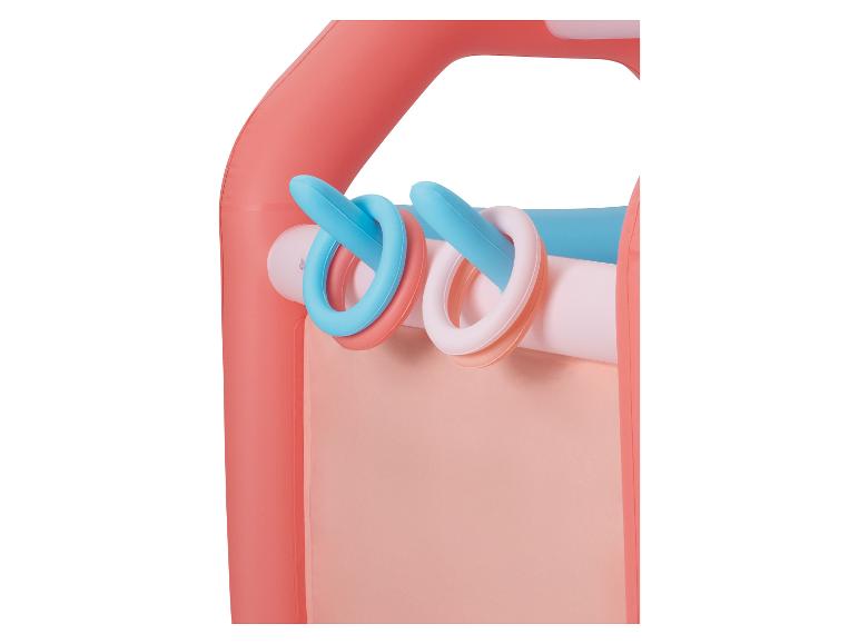Nahaufnahme eines farbenfrohen Baby-Spielbogens mit hängenden Ringen in Rosa, Blau und Weiß.