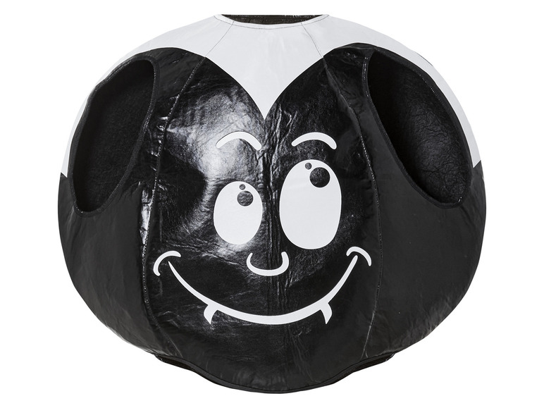 Ein schwarzes Kissen mit einem Vampirgesicht darauf.