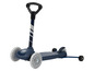 Ein blauer Playtive Scooter mit großen Rädern