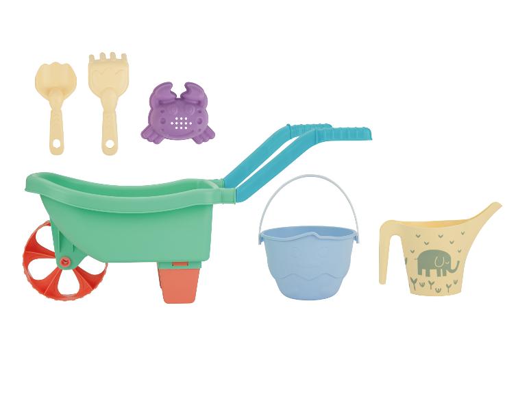 Buntes Sandspielset mit Schubkarre, Eimer, Gießkanne, Schaufel, Rechen und Krabbenform.