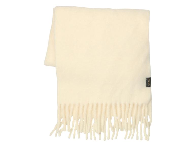 Ein cremefarbener Schal mit Fransen und einem kleinen schwarzen Etikett.