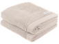 Zwei gefaltete beige Handtücher, weich und flauschig, mit dezentem Rand.