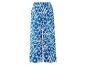Blaue weite Hose mit Ikat-Muster.