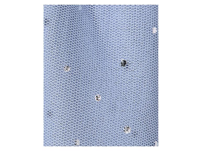 Hellblauer Netzstoff mit glitzernden Verzierungen.