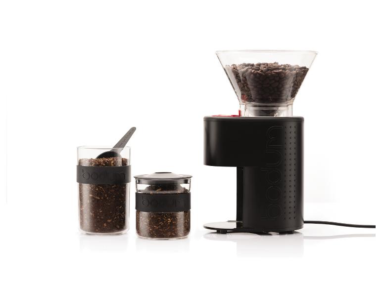 Bodum Kaffeemühle und zwei Kaffeebehälter, einer mit Löffel.