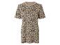 Beige T-Shirt-Kleid mit schwarzem Leopardenmuster.