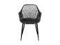 Schwarzer Stuhl mit durchbrochener Rückenlehne und Armlehnen