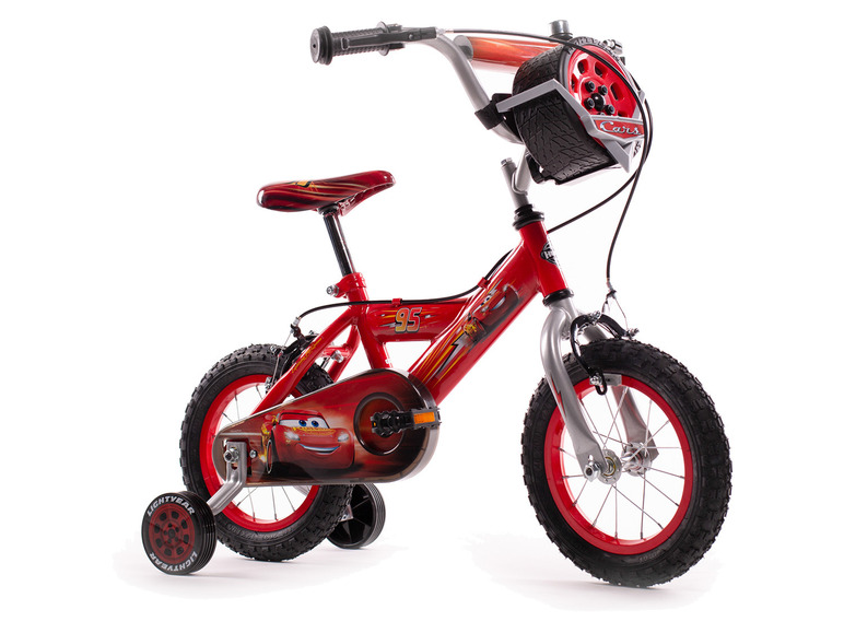 Ein rotes Cars Kinderfahrrad mit Stützrädern.