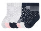 Ein Set Socken mit Herzen, Punkten und Streifen.