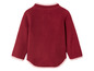Ein dunkelroter Fleece-Pullover mit rosa Details.