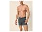 Mann in dunkelgrauen Boxershorts mit schwarzem Bund.