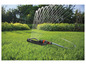 Ein Gardena Sprinkler bewässert einen Rasen.