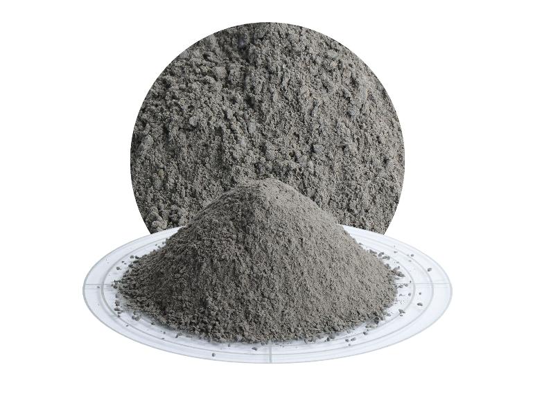 Graues Pulver auf einer Petrischale, mit einer kreisförmigen Nahaufnahme des Pulvers im Hintergrund.