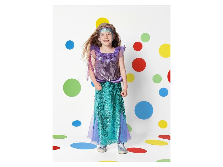 Ein Mädchen in einem lila und türkisfarbenen Meerjungfrauenkleid mit Pailletten.