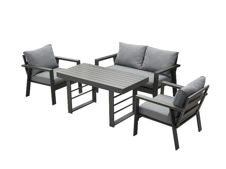 Graues Outdoor-Möbelset mit Sofa, zwei Sesseln und einem Tisch.