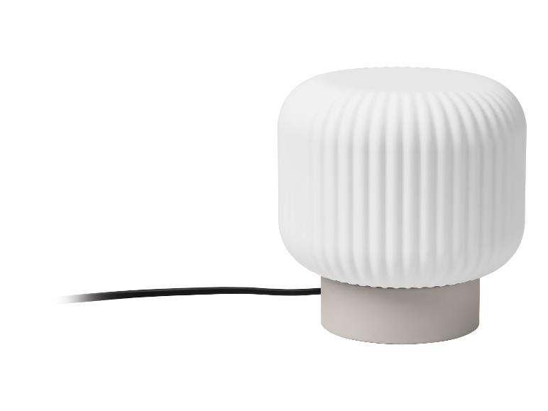 Weiße Tischlampe mit geripptem Schirm und beigem Sockel