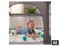 Ein Baby spielt fröhlich im BABYGO Laufgitter mit Spielmatte und bunten Bällen. [KI-generiertes Bild]