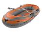 Orange-graues Schlauchboot mit Rudern, mit einem Seil um den Umfang.