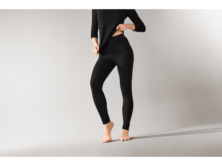 Eine Frau in schwarzer Thermounterwäsche, bestehend aus einem langärmeligen Oberteil und Leggings