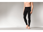 Ein Mann in schwarzen Thermo-Leggings vor grauem Hintergrund.