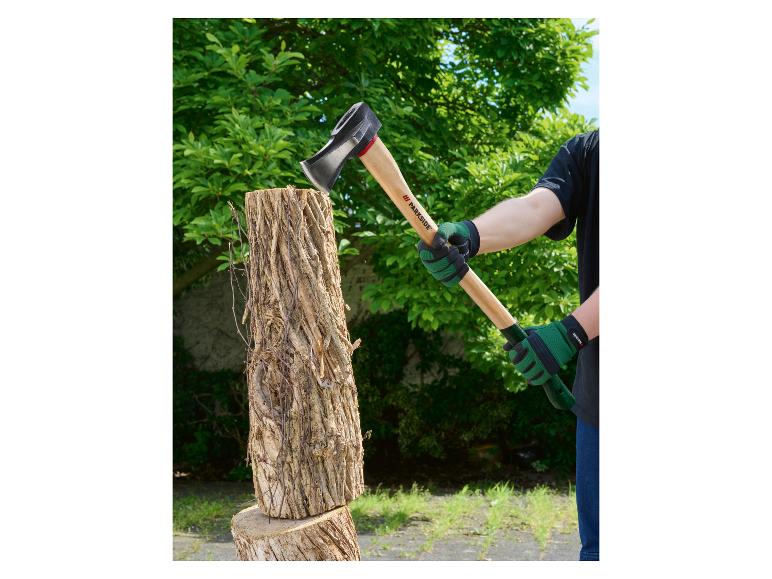 Mann in Schutzhandschuhen hackt Holz mit einer Axt.