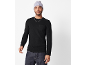 Mann in schwarzem Langarmshirt, dunkler Jeans und hellblauer Mütze.