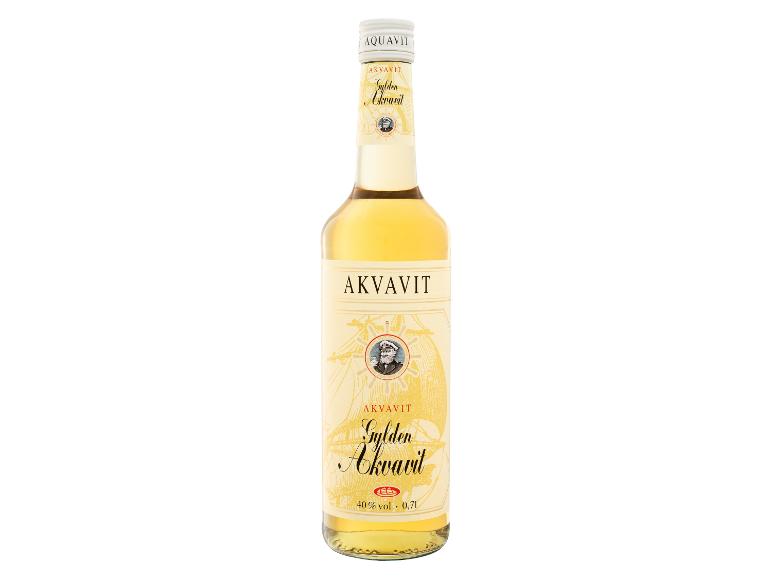 Eine Flasche Aquavit Gylden Akvavit mit einem weißen und gelben Etikett, mit einem Seemann darauf.