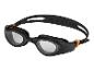Schwarze Schwimmbrille mit orangefarbenen Akzenten.