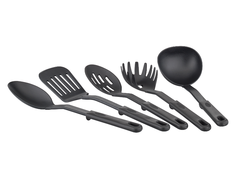 Fünf schwarze Küchenhelfer: Schöpflöffel, Spaghettilöffel, Schaumlöffel, Pfannenwender und Servierlöffel.